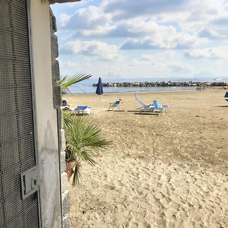 Cozy With Direct Beach Access In 32 Sqm Appartamento Nettuno